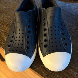 Native Shoes Black and White Perforated Sneakers, unisex M6/W8